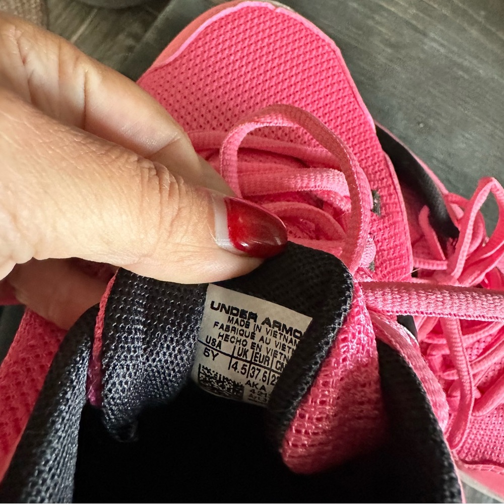🎈Host Pick🎈 Under Armour ladies pretty pink sneakers 👟 - Picture 6 of 6